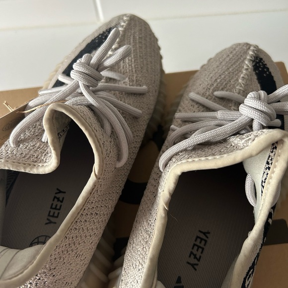 Yeezy Boost 350 V2 - Picture 2 of 6